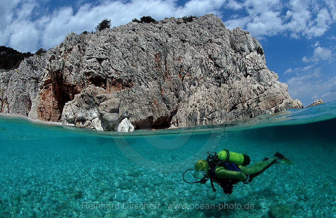 Taucher vor Steilkueste, Mittelmeer, Sardinien, Italien