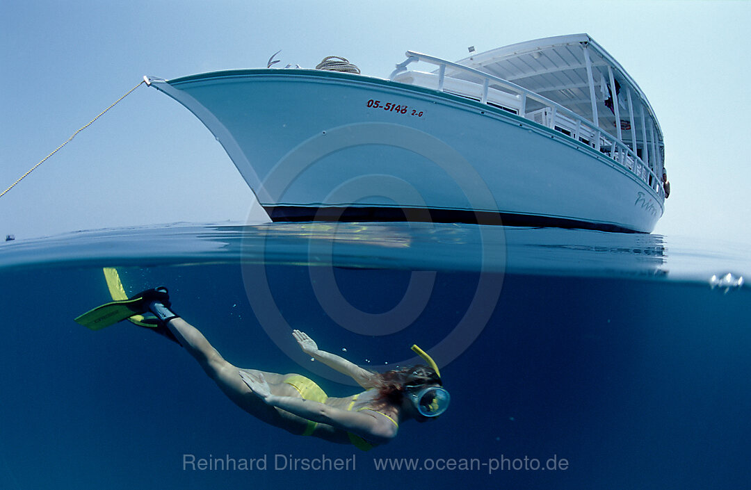 Schnorchler und Tauchboot, Indischer Ozean, Ari Atoll, Maayafushi, Malediven