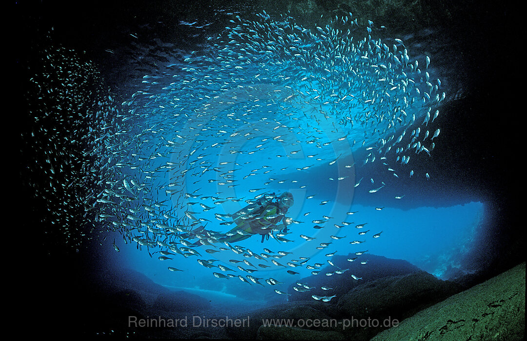 Taucher in Unterwasserhoehle, Hoehlentauchen