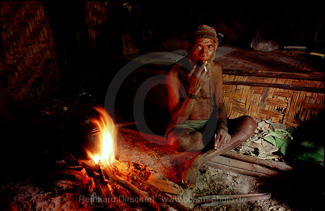 Papua kocht in Huette, Tari, Huli, Highlands, Papua Neu Guinea