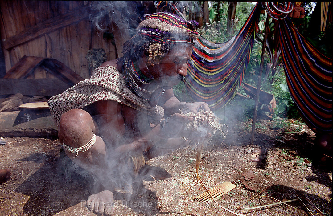 Huli macht Feuer, Tari, Huli, Highlands, Papua Neu Guinea