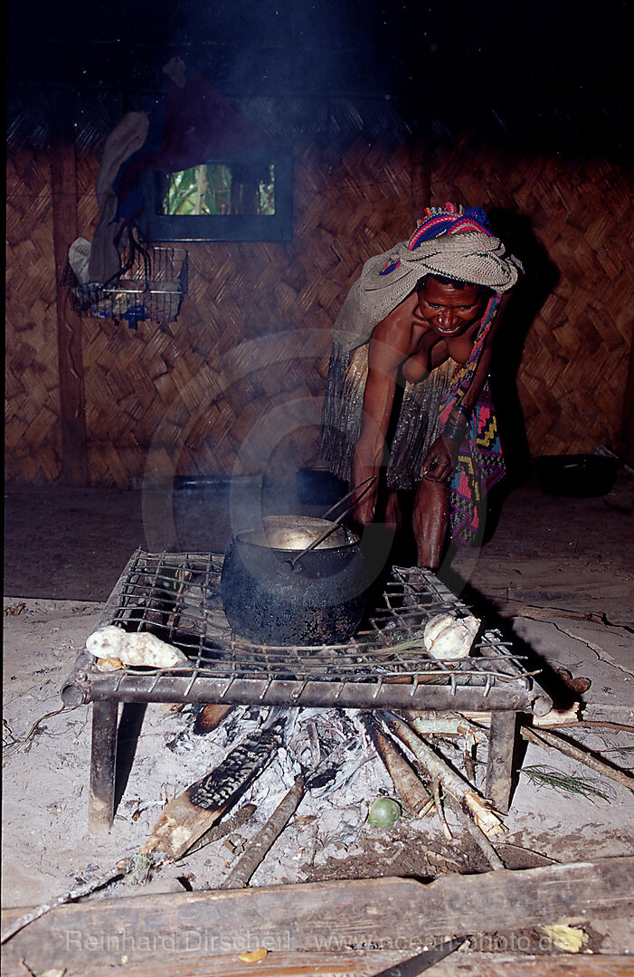 Huli Frau kocht in Huette, Tari, Huli, Highlands, Papua Neu Guinea