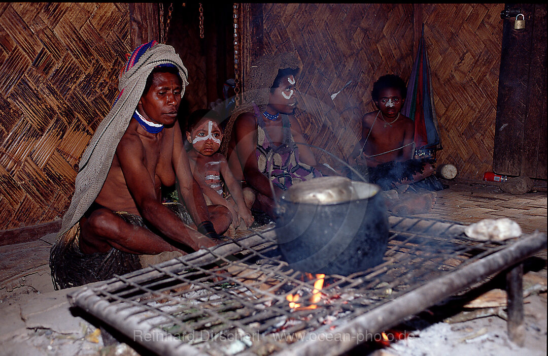 Huli woman cook in her hut
