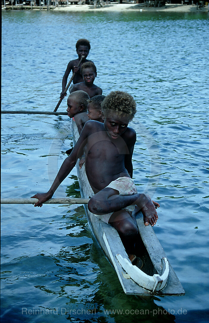 Papua Kinder in Auslegerboot