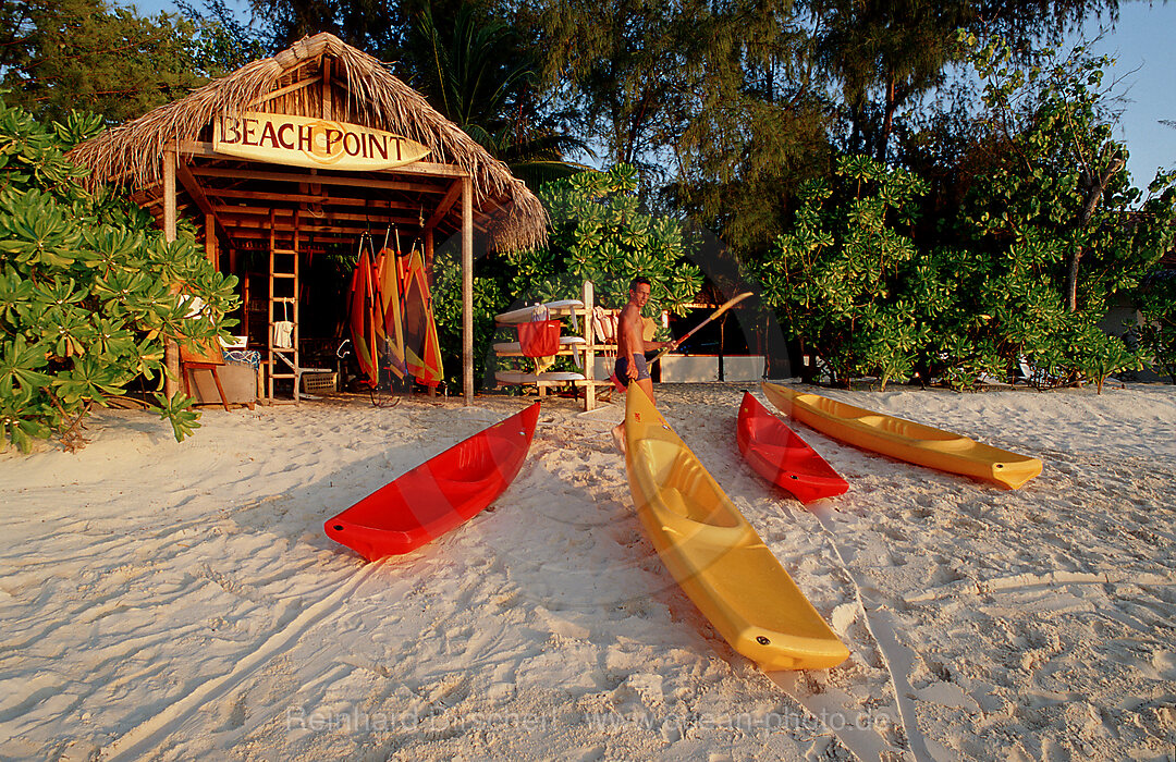 Surfschule auf maledivischer Touristeninsel, Indischer Ozean, Ari Atoll, Maayafushi, Malediven