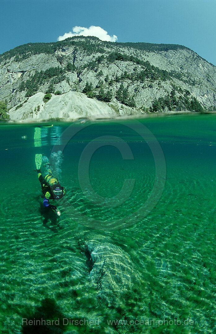 Taucher im Gebirgssee
