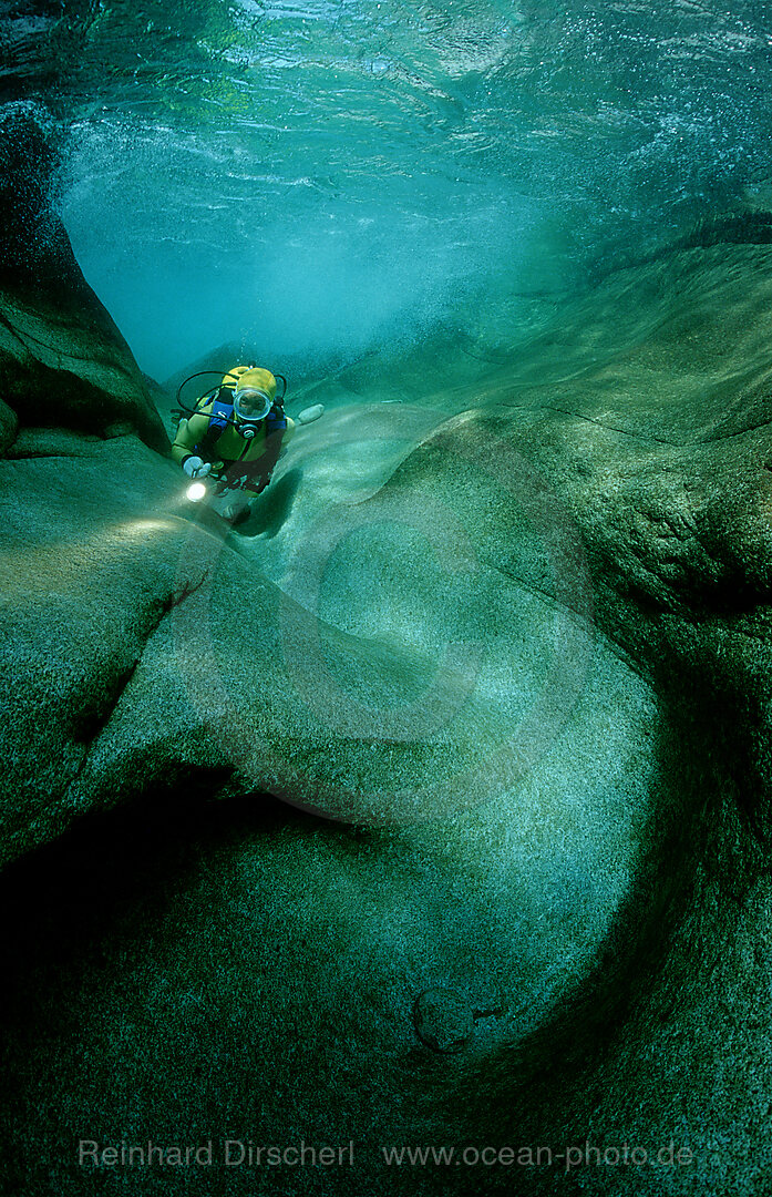 Flusstauchen in der Verzasca, Verzasca Tal, Schweiz, Tessin