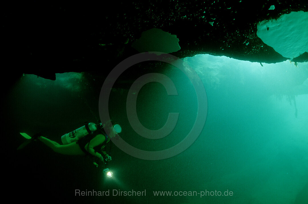 Hoehlentauchen, Taucher in Unterwasserhoehle, Suewasser Hoehle, Blue hole, Bahamas