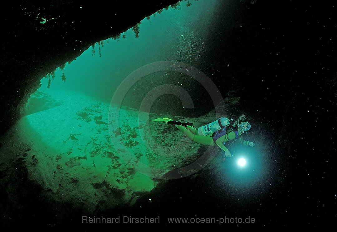 Hoehlentauchen, Taucher in Unterwasserhoehle, Suewasser Hoehle, Blue hole, Bahamas
