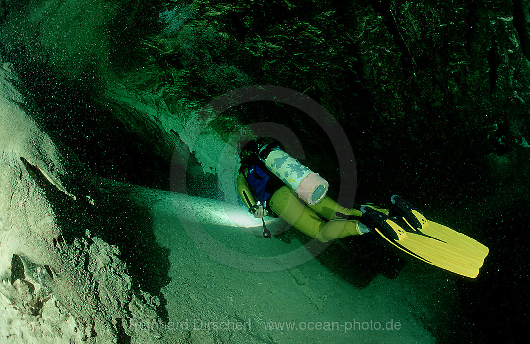 Hoehlentauchen, Taucher in Unterwasserhoehle, Suewasser Hoehle, Blue hole, Bahamas