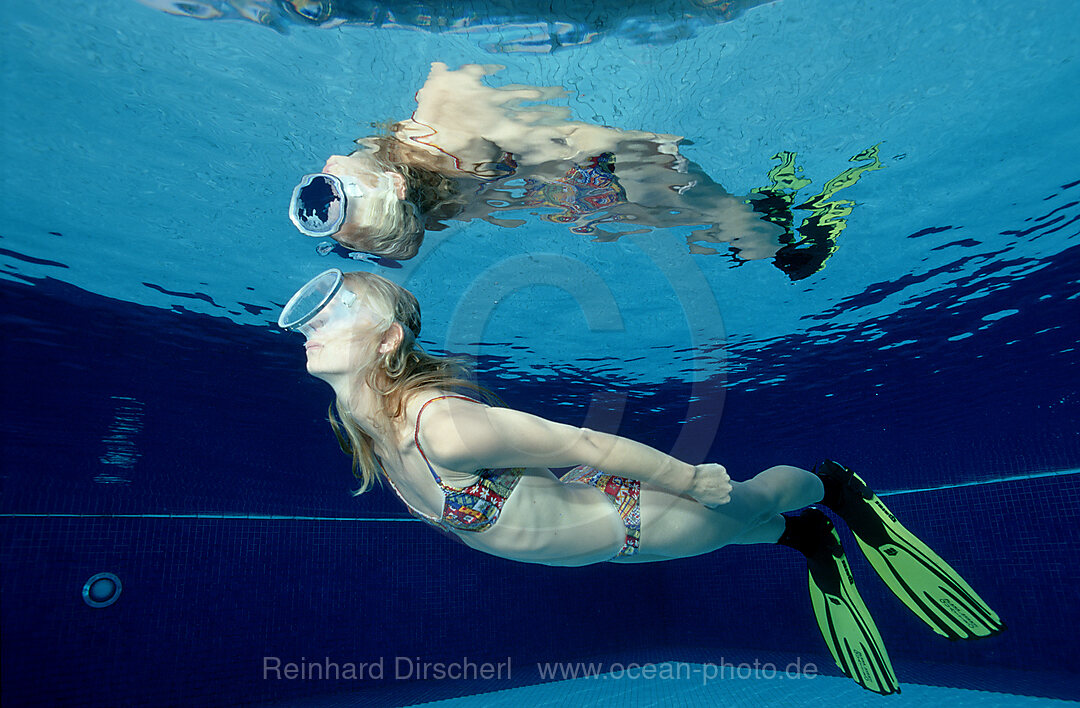 Frau taucht im Schwimmbecken, Bayern, Deutschland