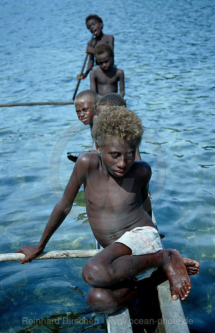 Kinder im Einbaum, New Ireland, Kavieng, Papua Neu Guinea