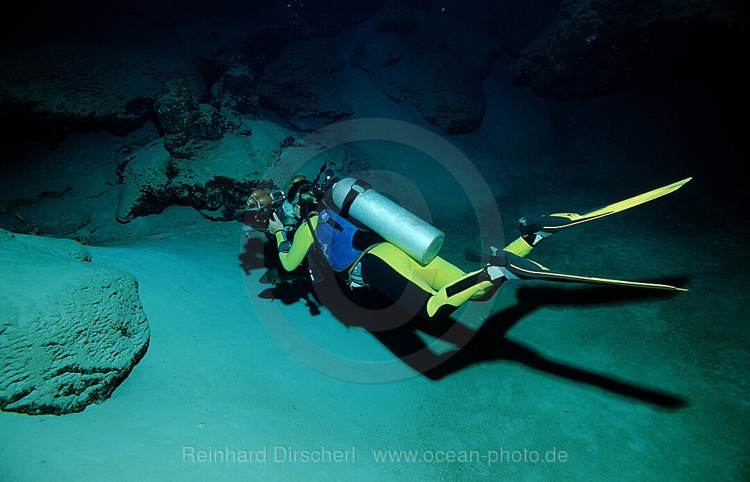 Hoehlentaucher und Schildkroetenskelett, Hoehlentauchen, Pazifik, Pacific ocean, Borneo, Sipadan, Malaysia