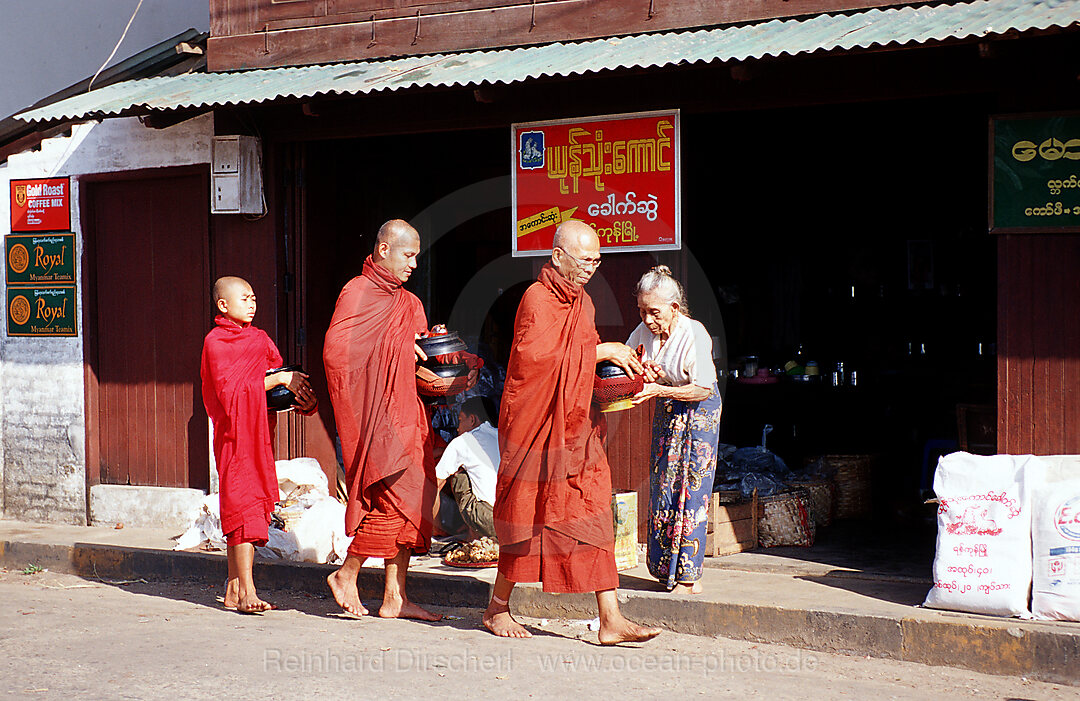 Buddhistische Moenche, Kawthaung, Burma, Myanmar, Birma