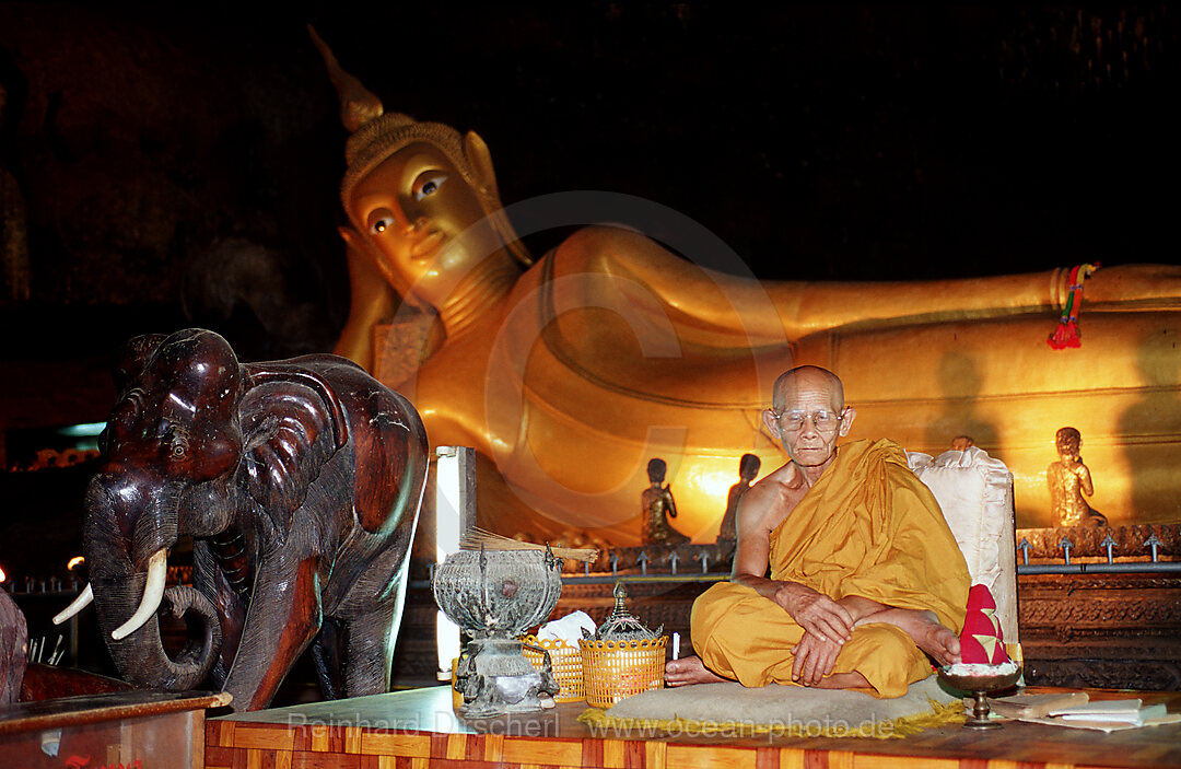 Moench vor liegendem Buddha, Phuket, Phang-Nga, Khuha-Sawan Hoehle, Khuha-Sawan Cave, Thailand