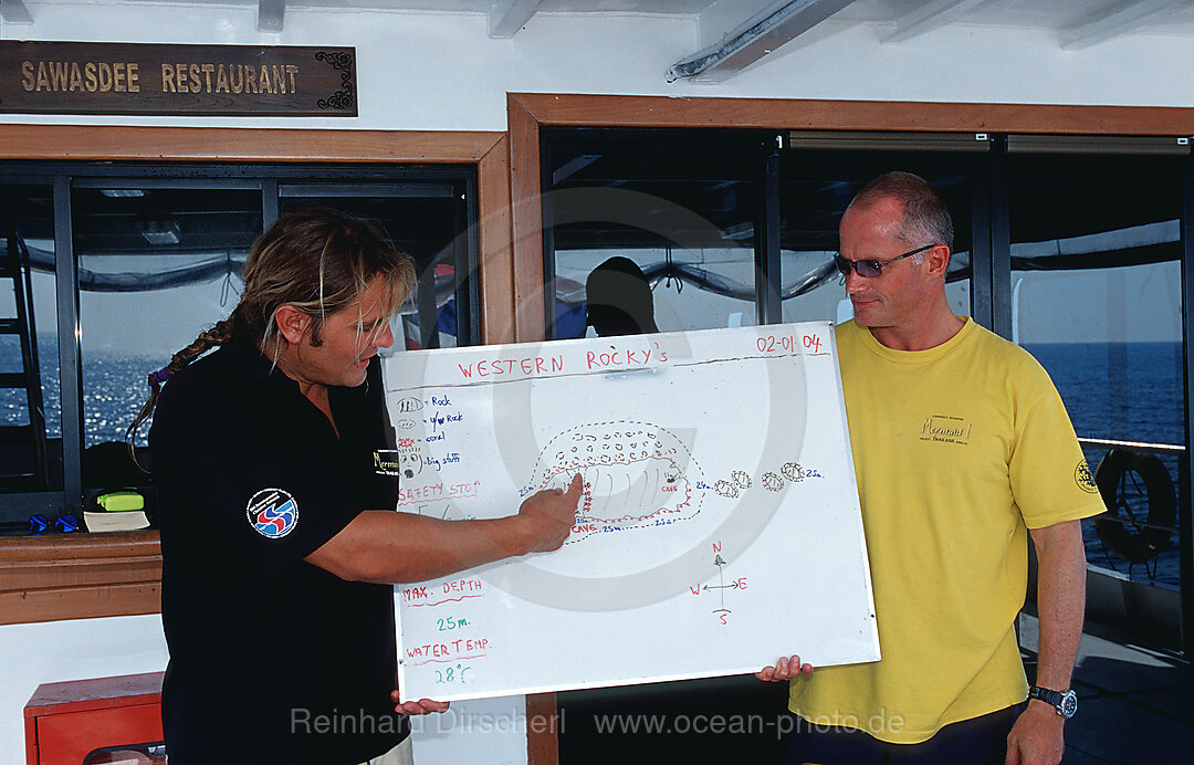 Briefing auf einem Tauchschiff, Indischer Ozean, Indian Ocean, Andamanen See, Andaman sea, Similan Inseln, Similan Islands, Thailand