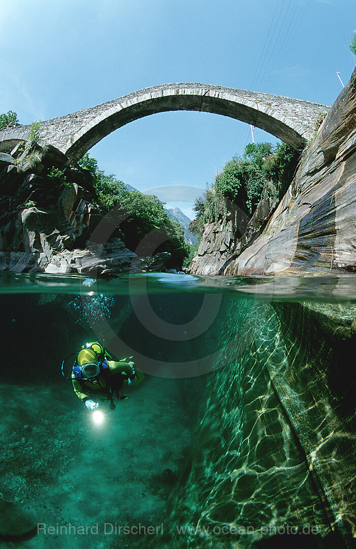 Flusstauchen in der Verzasca, Verzasca Tal, Schweiz, Tessin