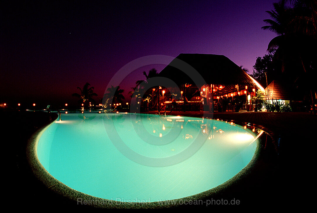 Swimming Pool Kuredu Resort nach Sonnenuntergang