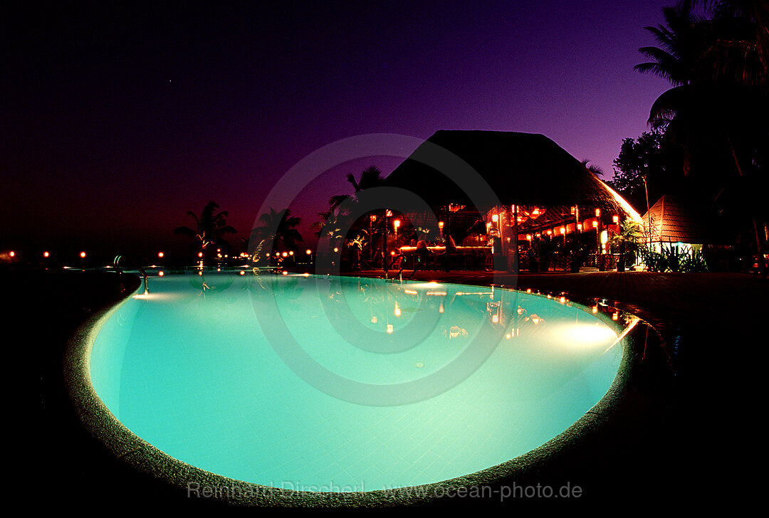 Swimming Pool Kuredu Resort nach Sonnenuntergang, Indischer Ozean, Lhaviyani Atoll, Kuredu, Malediven