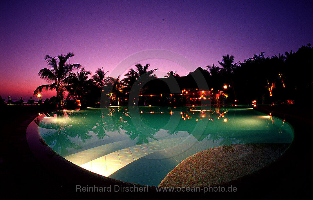 Swimming Pool Kuredu Resort nach Sonnenuntergang, Indischer Ozean, Lhaviyani Atoll, Kuredu, Malediven