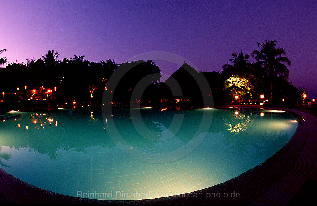 Swimming Pool Kuredu Resort nach Sonnenuntergang, Indischer Ozean, Lhaviyani Atoll, Kuredu, Malediven