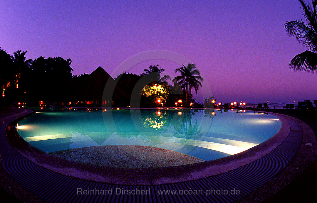 Swimming Pool Kuredu Resort nach Sonnenuntergang, Indischer Ozean, Lhaviyani Atoll, Kuredu, Malediven