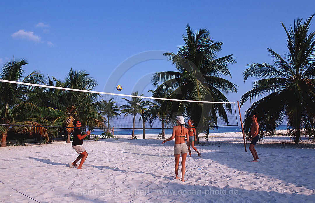 Beachvolleyball am Strand, Indischer Ozean, Lhaviyani Atoll, Kuredu, Malediven