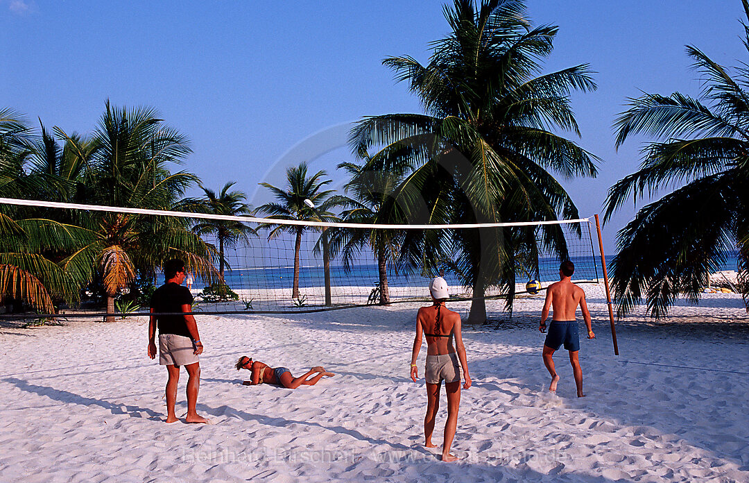 Beachvolleyball am Strand, Indischer Ozean, Lhaviyani Atoll, Kuredu, Malediven