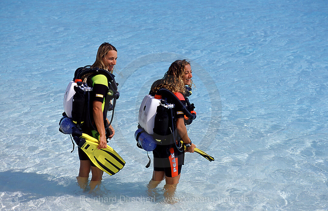 Zwei Taucher am Strand, Indischer Ozean, Lhaviyani Atoll, Kuredu, Malediven