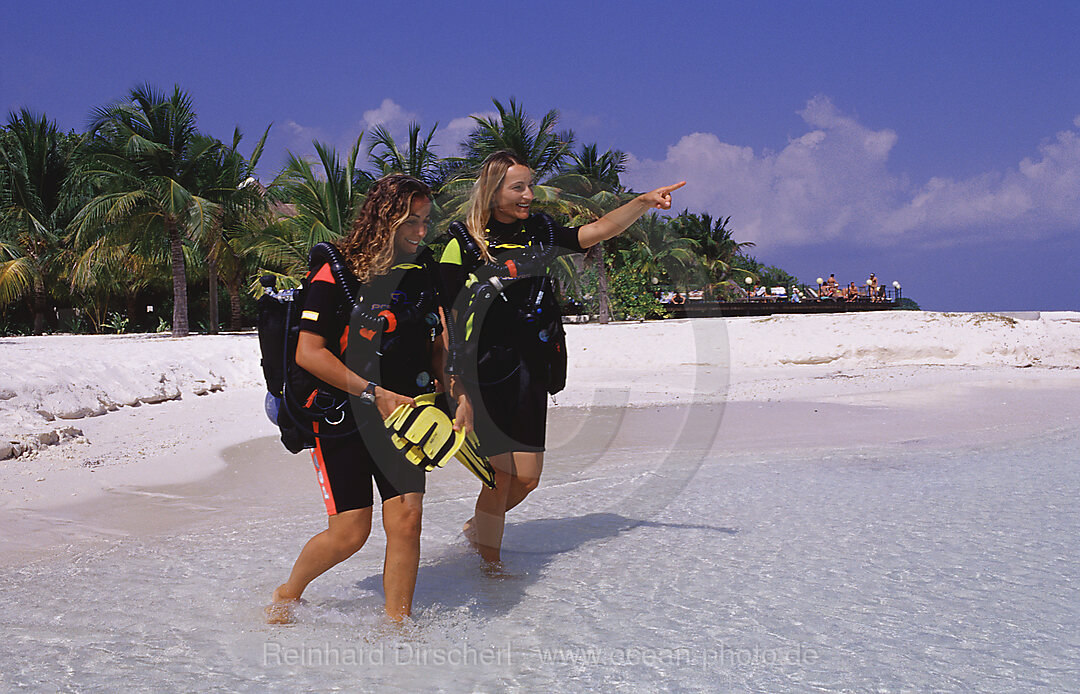 Zwei Taucher am Strand, Indischer Ozean, Lhaviyani Atoll, Kuredu, Malediven