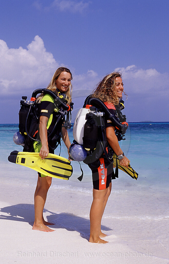 Zwei Taucher am Strand