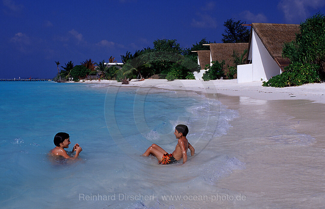 Kinder spielen am Strand
