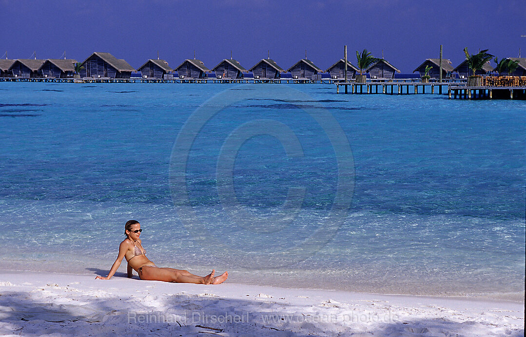 Frau sonnt sich am Strand, Indischer Ozean, Ari Atoll, White Sands Resort, Malediven