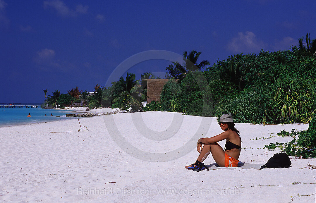 Frau sonnt sich am Strand, Indischer Ozean, Ari Atoll, White Sands Resort, Malediven