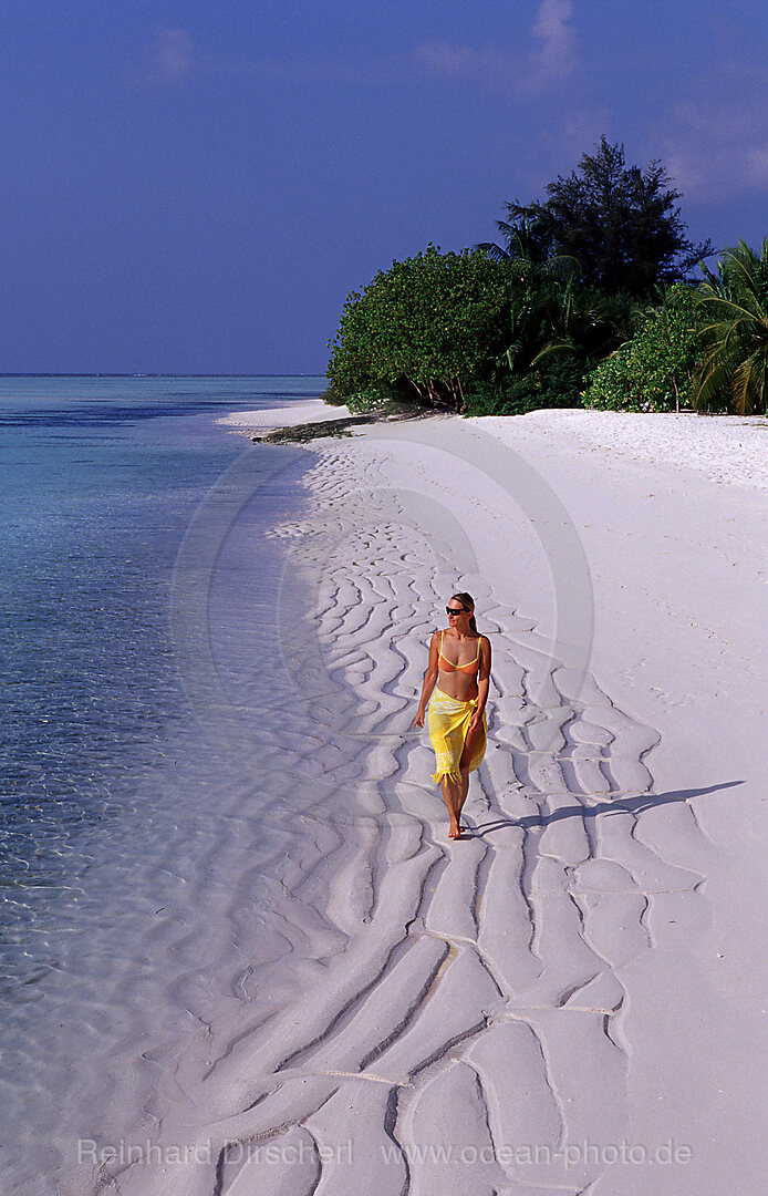 Frau schlendert am Strand, Indischer Ozean, Ari Atoll, White Sands Resort, Malediven