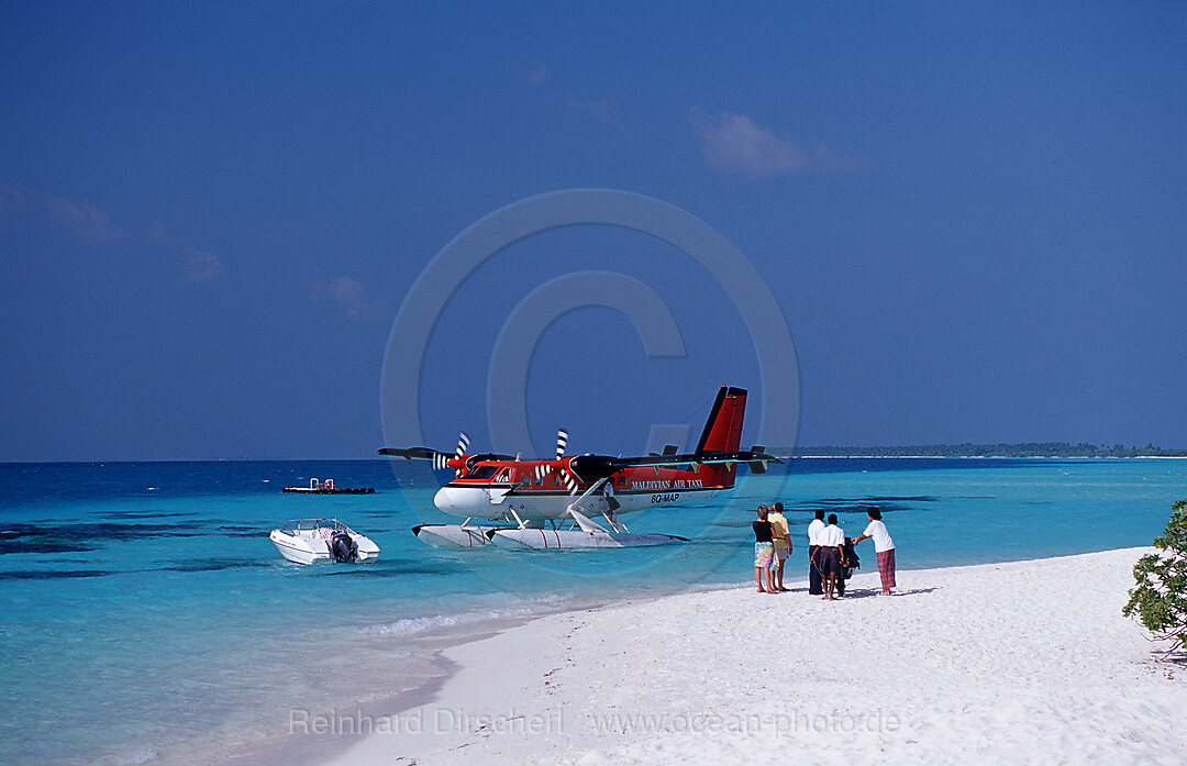 Wasserflugzeug am Strand, Indischer Ozean, Ari Atoll, White Sands Resort, Malediven