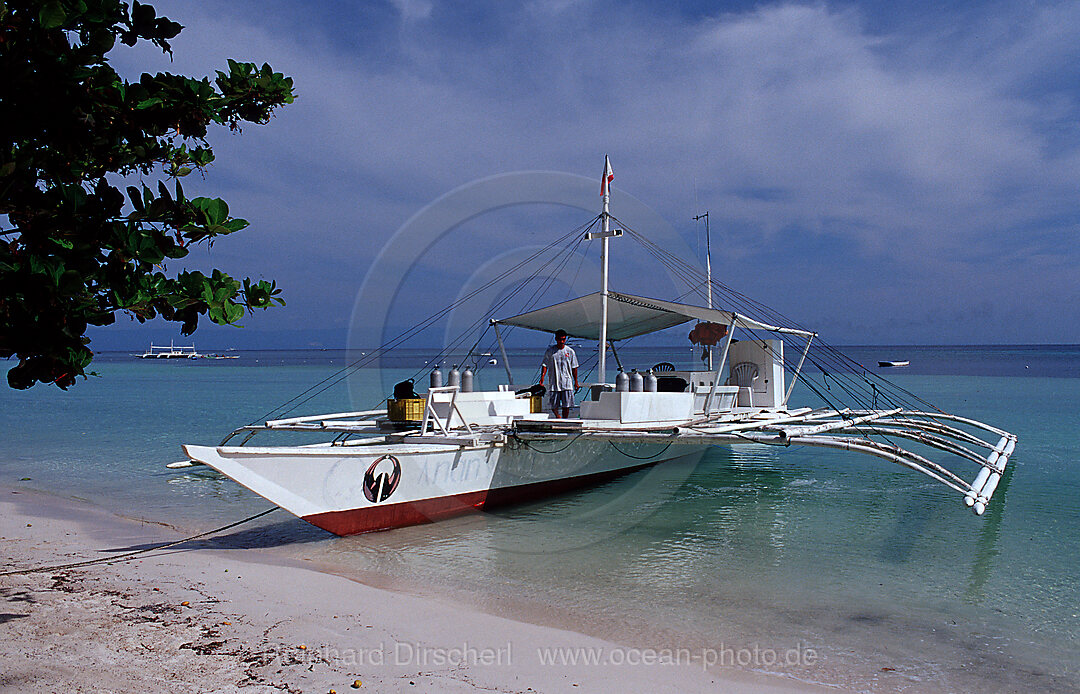 Banca, Philippinisches Auslegerboot am Strand