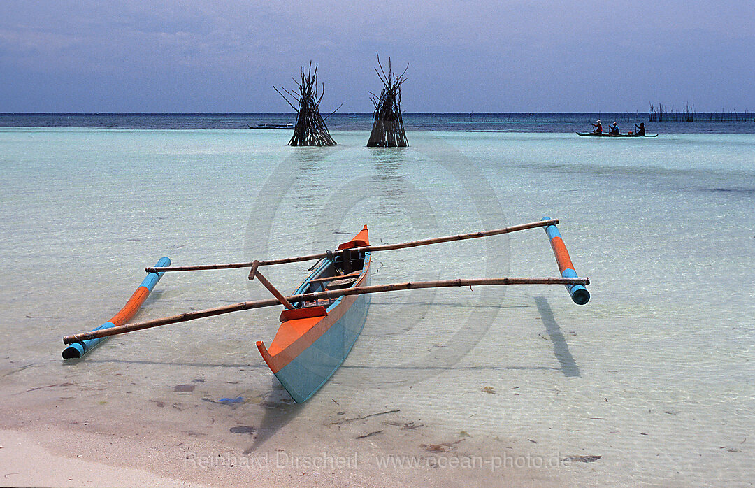 Banca, Philippinisches Auslegerboot am Strand