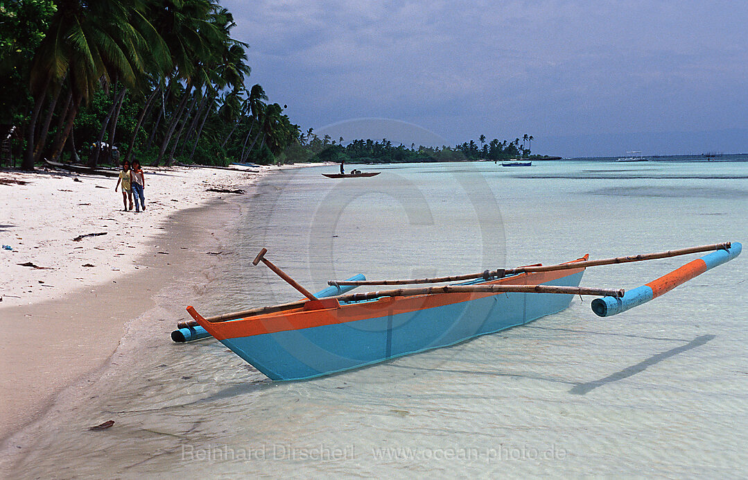 Banca, Philippinisches Auslegerboot am Strand, Ananyana Resort, Panglao Island, Bohol, Philippinen