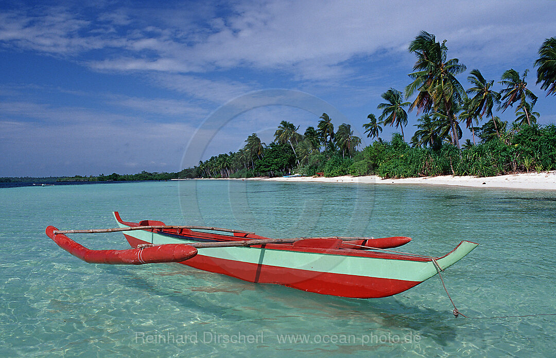 Banca, Philippinisches Auslegerboot am Strand, Ananyana Resort, Panglao Island, Bohol, Philippinen