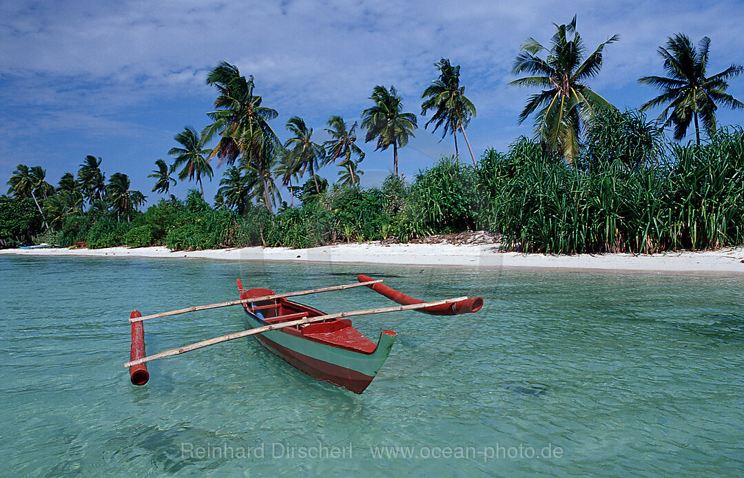 Banca, Philippinisches Auslegerboot am Strand, Ananyana Resort, Panglao Island, Bohol, Philippinen