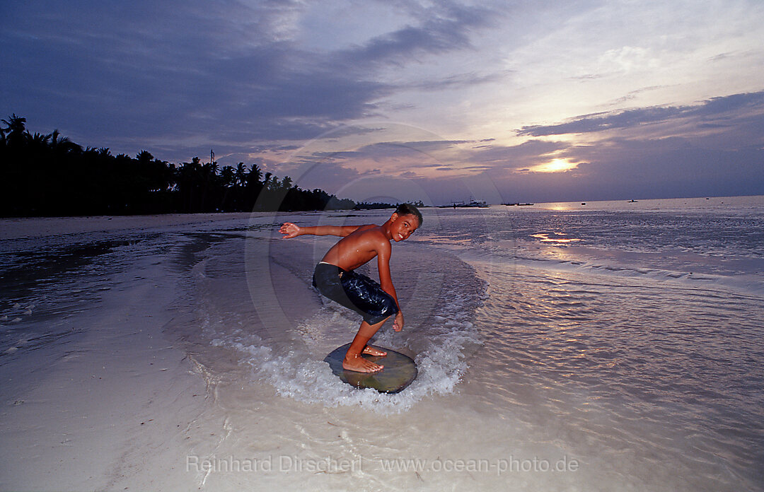 Kinder surfen am Strand