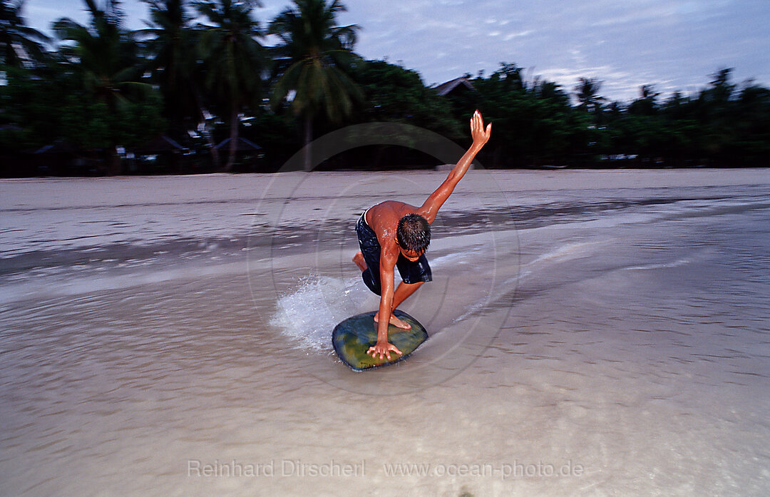 Kinder surfen am Strand