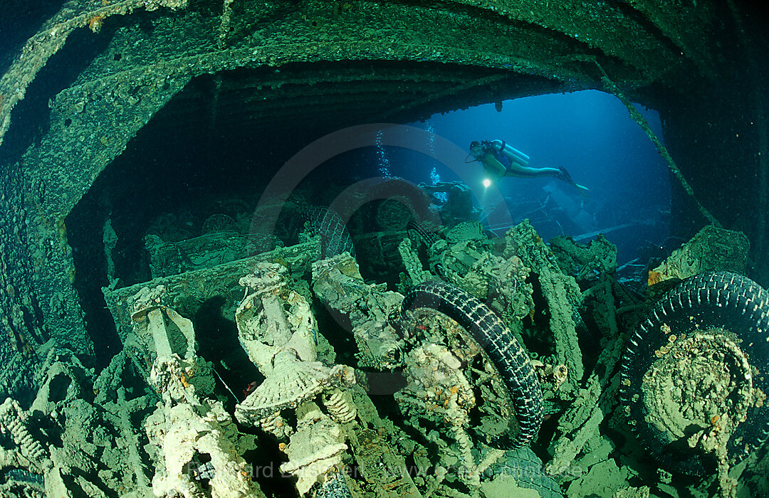 Taucher im Laderaum der Thistlegorm, Schiffswrack