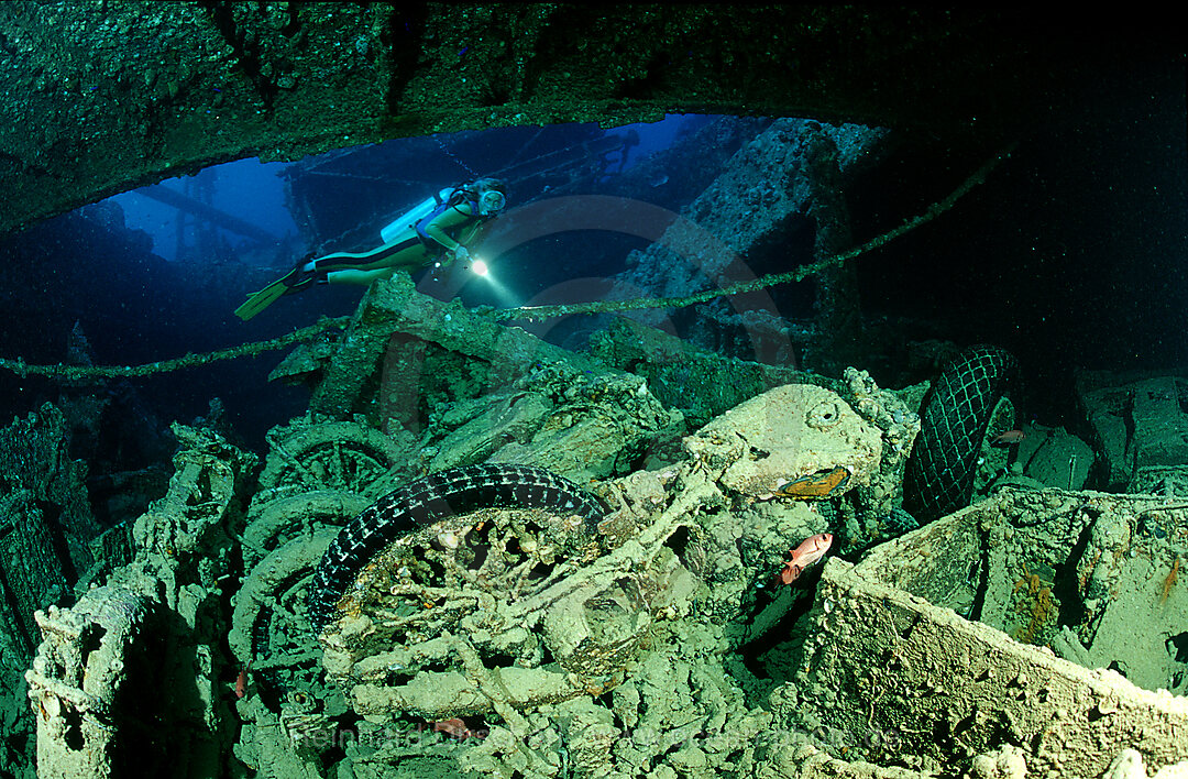 Taucher im Laderaum der Thistlegorm, Schiffswrack