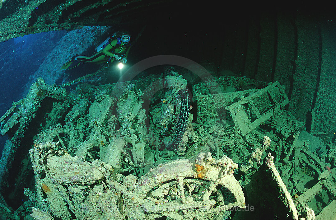 Taucher im Laderaum der Thistlegorm, Schiffswrack