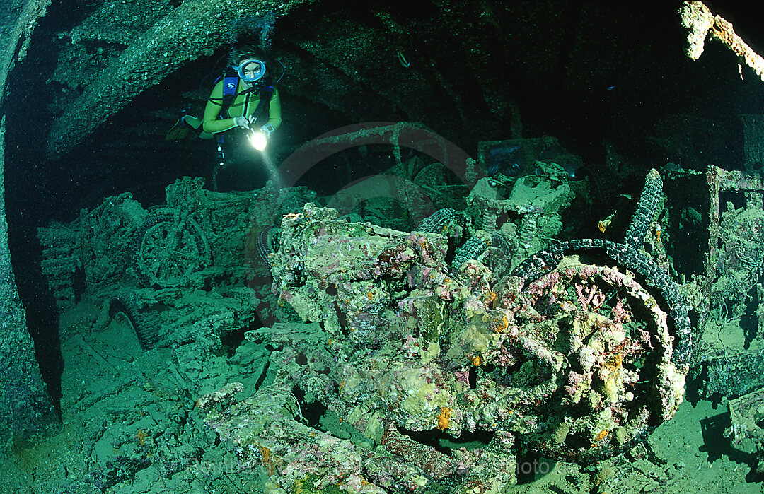 Taucher im Laderaum der Thistlegorm, Schiffswrack