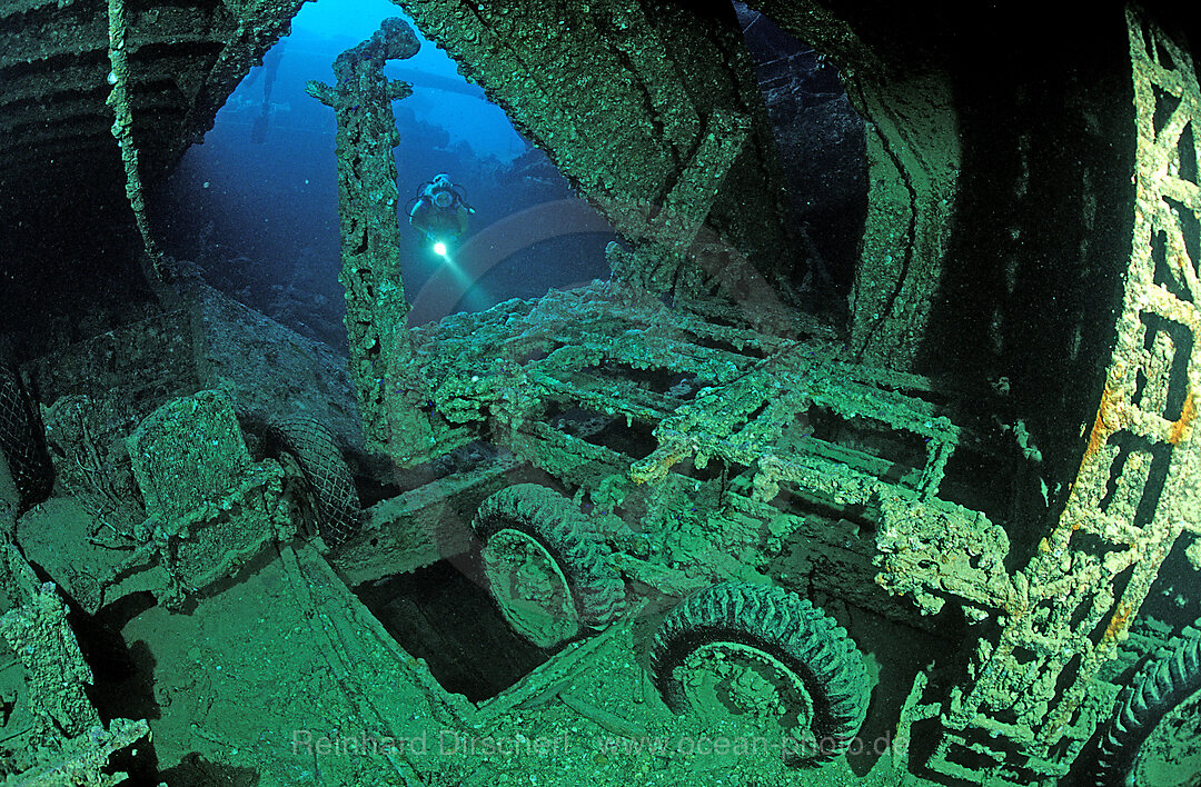 Taucher im Laderaum der Thistlegorm, Schiffswrack