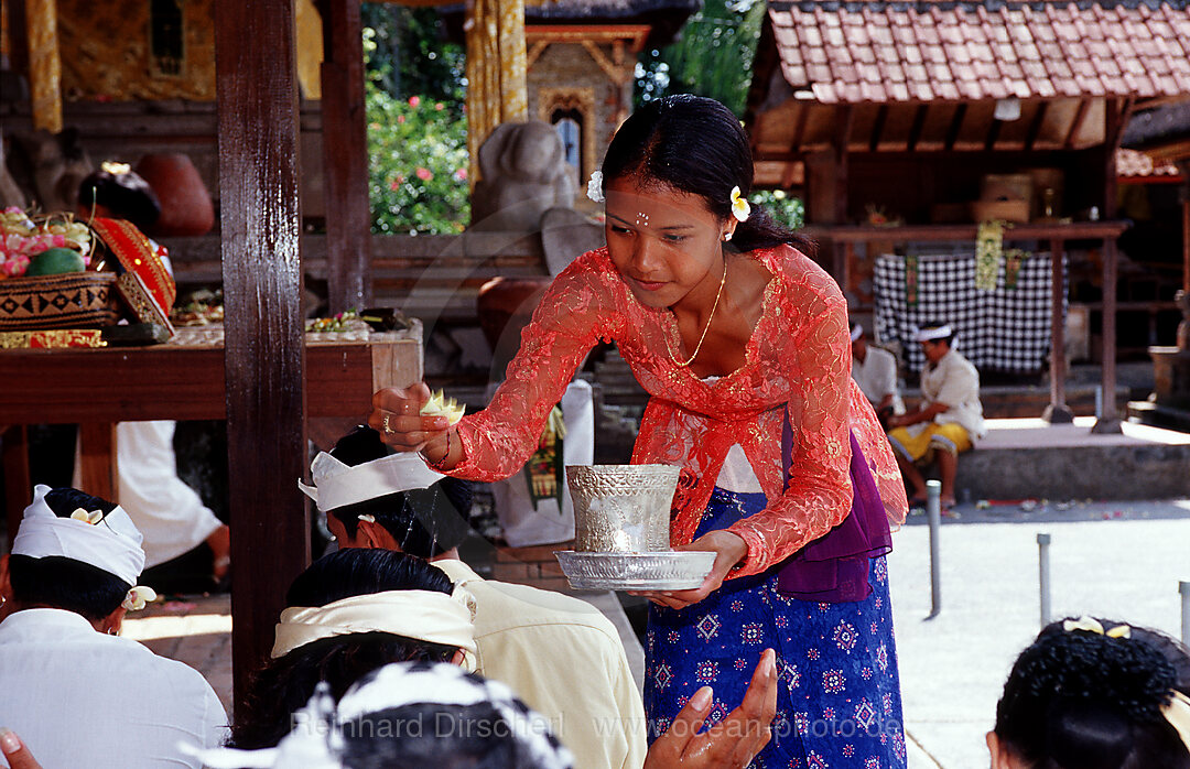 Women with offerings at Hindu Temple Ubud