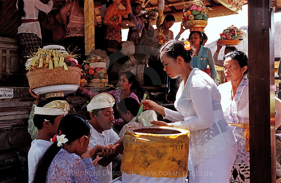 Women with offerings at Hindu Temple Ubud